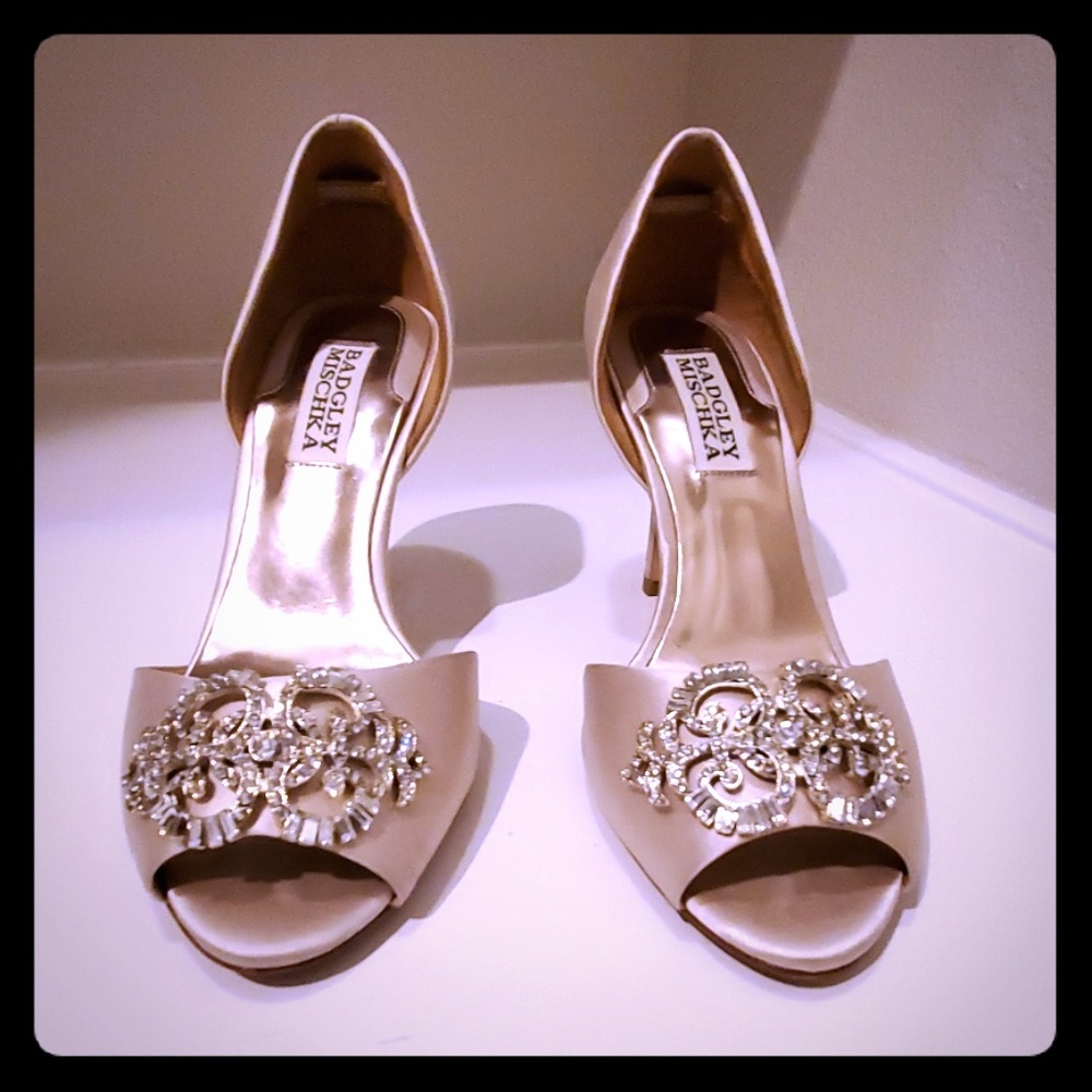 Beige satin Badgley Mischka evening shoe